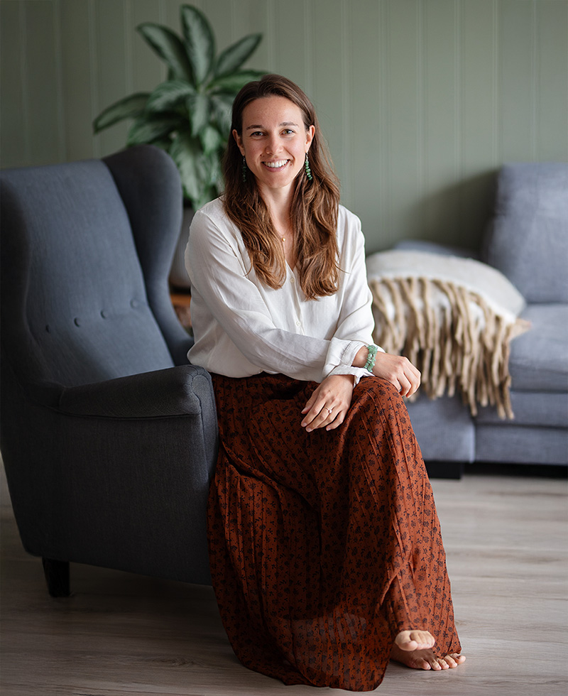 Barbara Kotula – psychoterapeutka NARM w Bergen, zdjęcie na fotelu