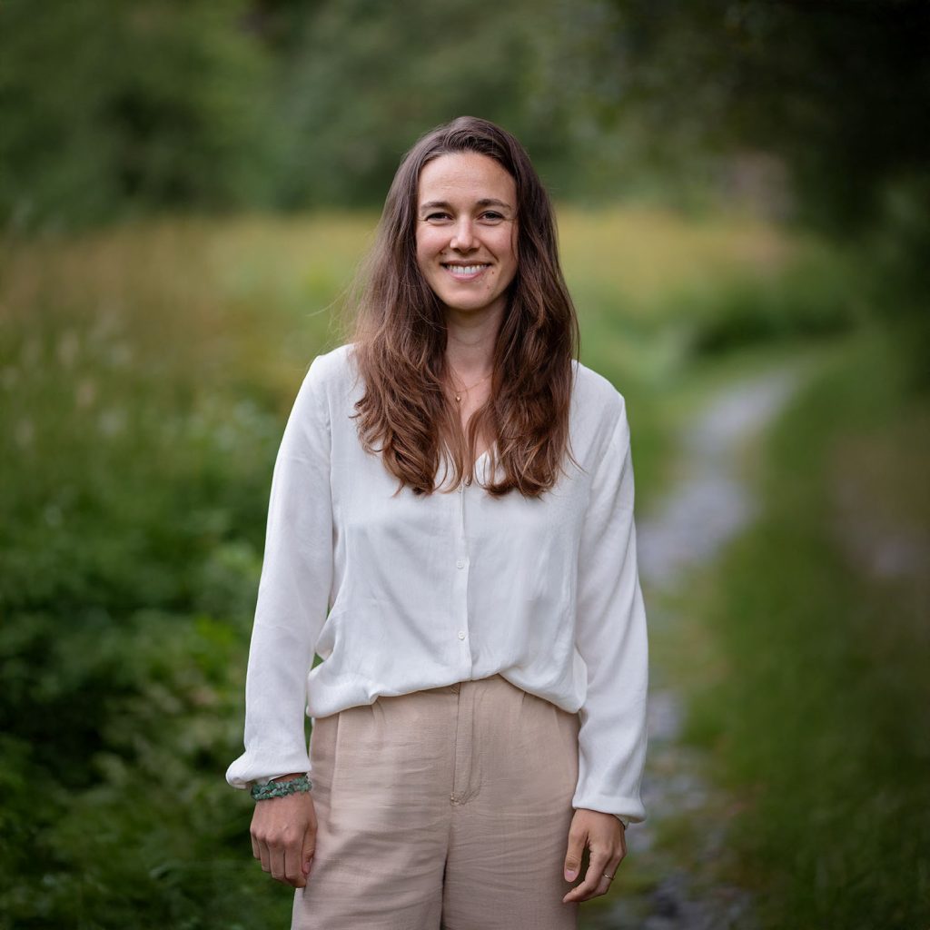 Barbara Kotula – psychoterapeutka NARM w Bergen, zdjęcie w plenerze